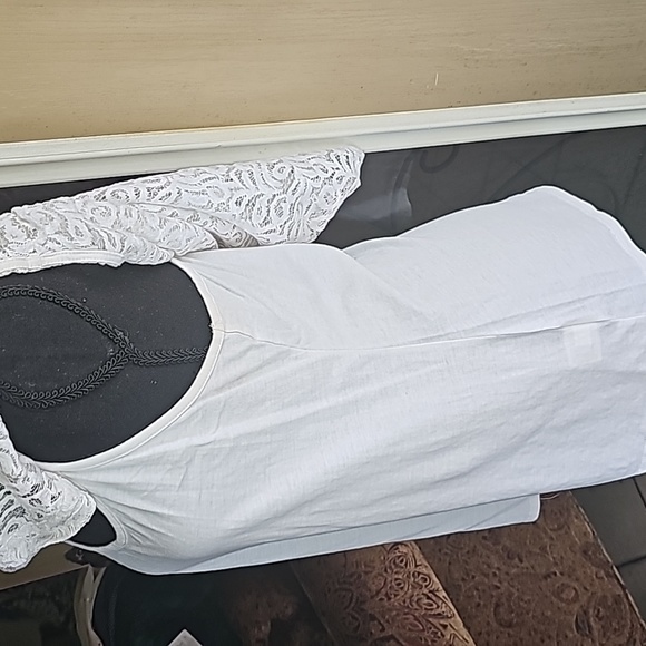 Sleeveless white lace top - Picture 12 of 15